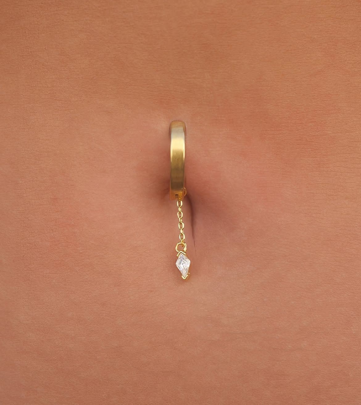 Piercing nombril avec chaine