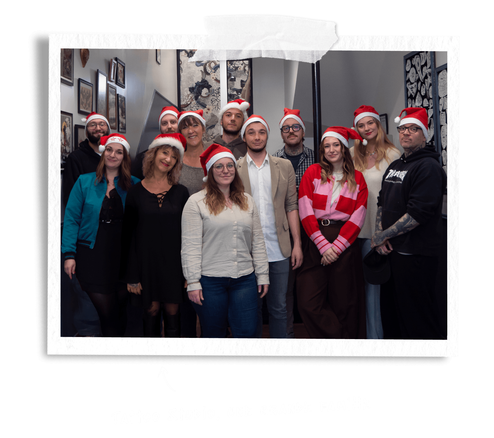 L’équipe du Tattoo Studio réunie au studio, bonnets de Noël sur la tête