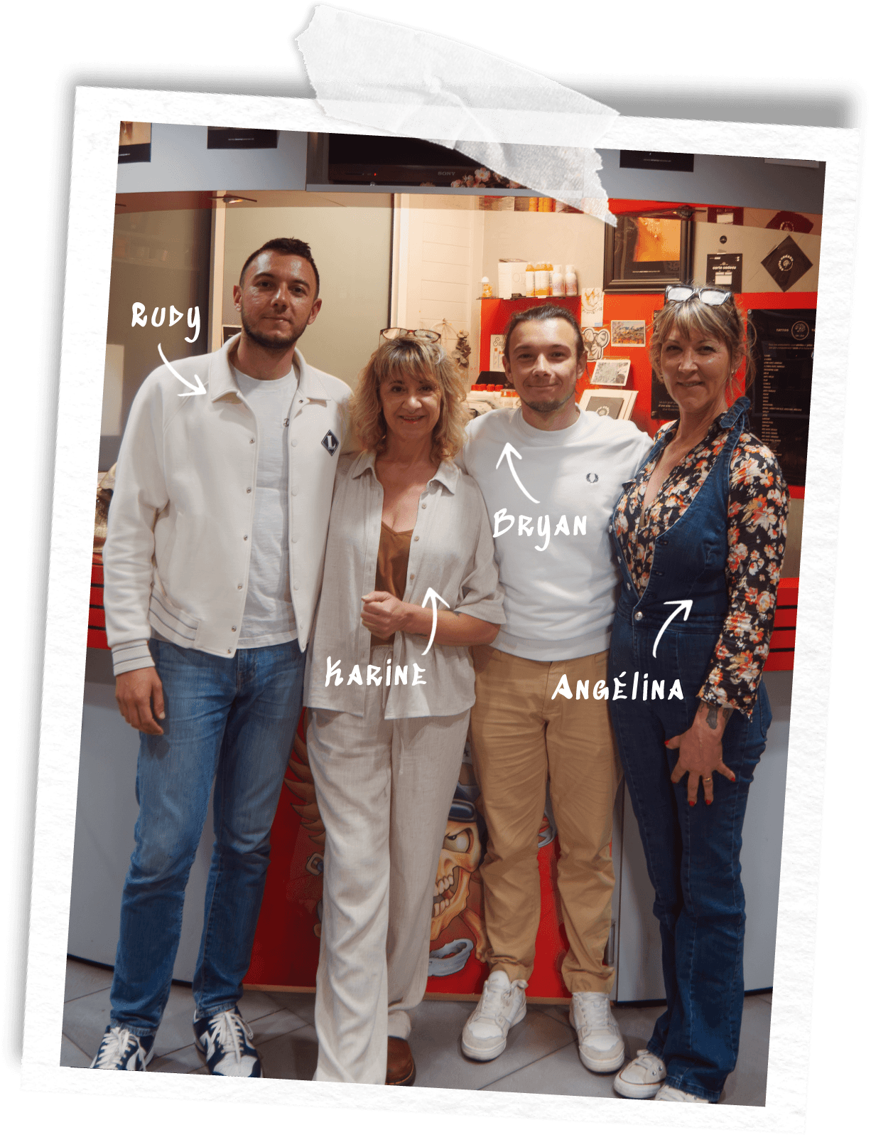 Rudy, Karine, Bryan et Angélina devant l’ancien comptoir du studio
